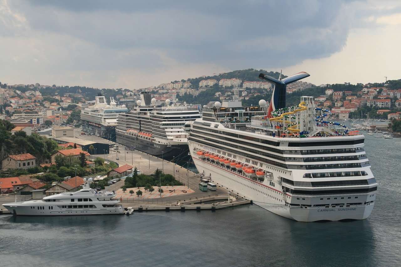 Dubrovnik deals with overcrowding problems by restricting ...