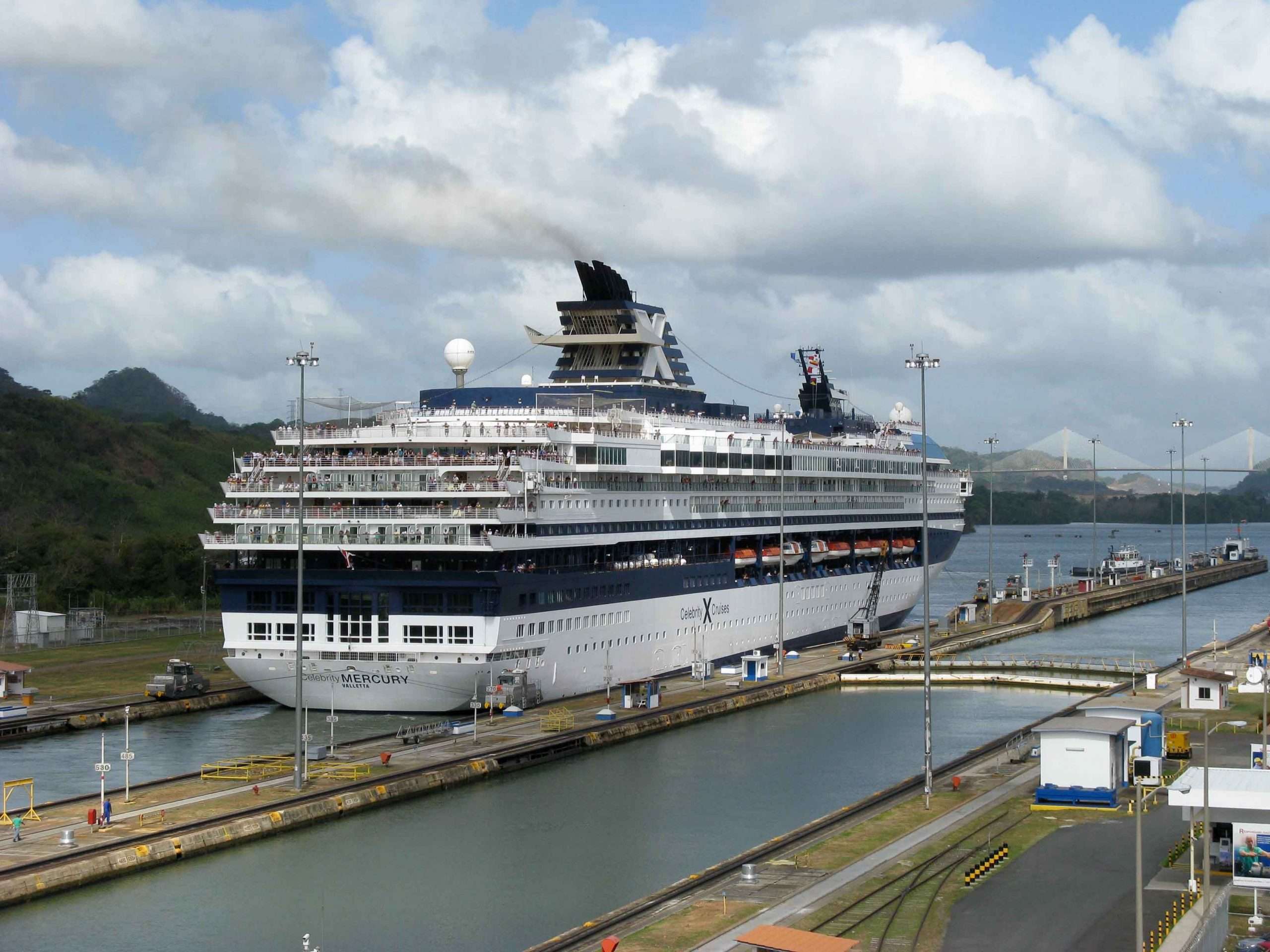 Travel on a cruise ship through the locks in Panama ...